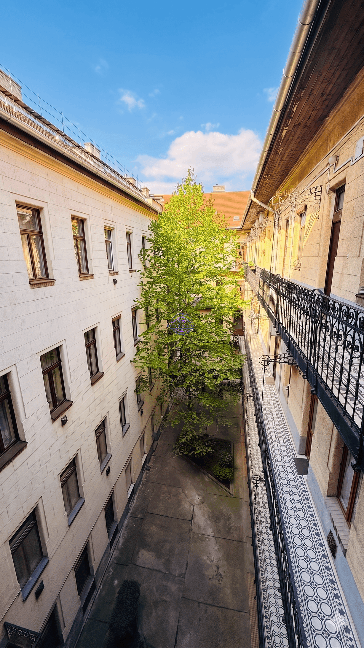HISTORICKÝ SKVOST: Svetlý 69 m² byt s 3,75 m stropmi na Üllői út 2