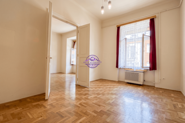 12-05 HISTORICKÝ SKVOST: Svetlý 69 m² byt s 3,75 m stropmi na Üllői út (Budapešť IX.)
